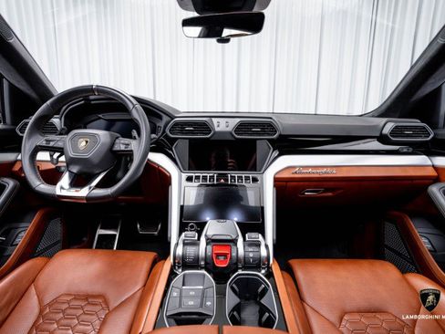 Used 2019 Lamborghini Urus image 32