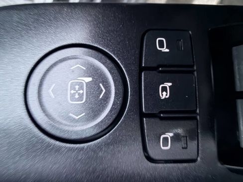 Used 2016 Chevrolet Suburban LT image 15