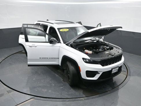 Used 2023 Jeep Grand Cherokee Altitude image 42