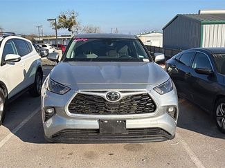 Used 2023 Toyota Highlander LE video 2