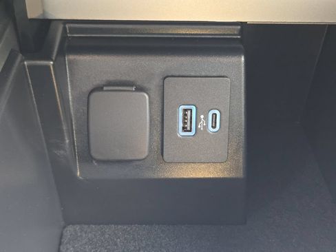 Used 2021 Ford Explorer XLT w/ Equipment Group 202A RWD image 27