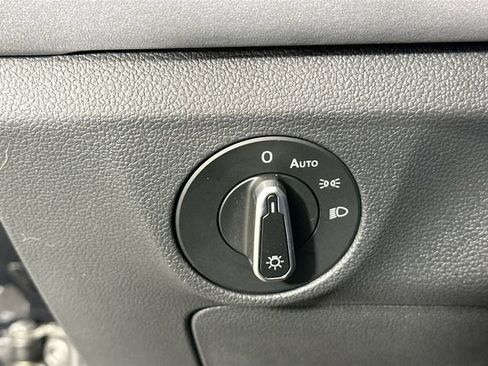 Used 2025 Volkswagen Jetta SE w/ Black Wheel Package image 23