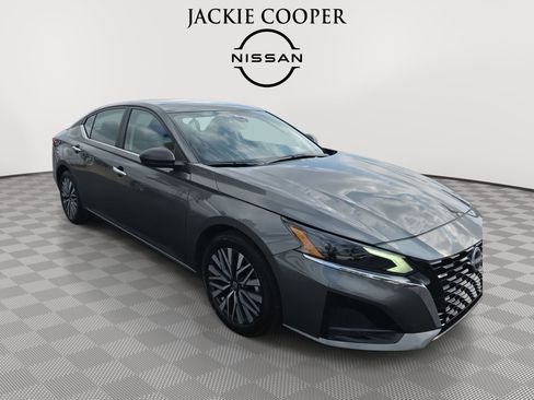 Used 2025 Nissan Altima 2.5 SV image 3