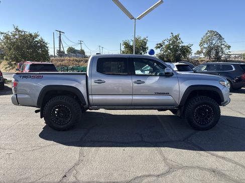 Used 2020 Toyota Tacoma TRD Off-Road w/ Technology Package AWD/4WD image 6