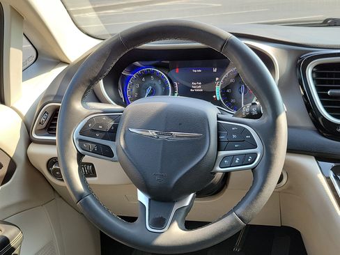 Used 2024 Chrysler Pacifica Touring-L FWD image 23