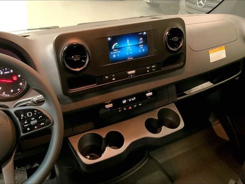 Used 2024 Mercedes-Benz Sprinter 2500 image 23