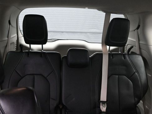 Used 2024 Chrysler Pacifica Touring-L image 12