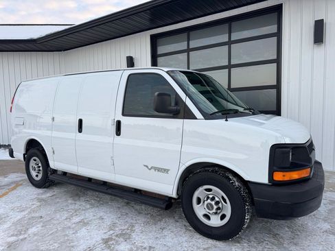 Used 2015 Chevrolet Express 2500 RWD image 3