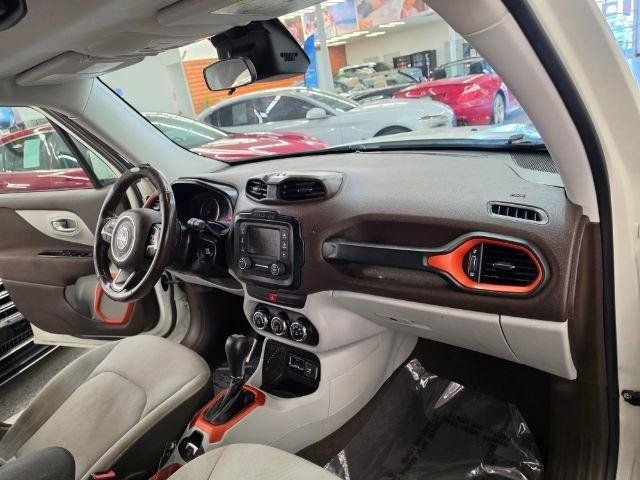 Used 2016 Jeep Renegade Latitude FWD image 13