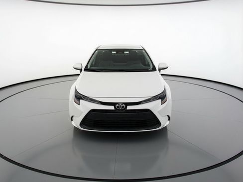 Used 2025 Toyota Corolla LE FWD image 2