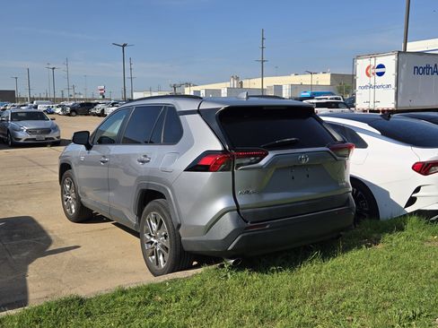 Used 2019 Toyota RAV4 XLE Premium w/ Cold Weather Package FWD image 4