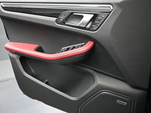 Certified 2024 Porsche Macan AWD/4WD image 25