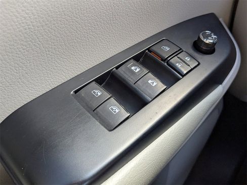 Used 2018 Toyota Highlander LE image 19