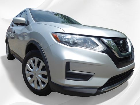 Used 2020 Nissan Rogue S image 1