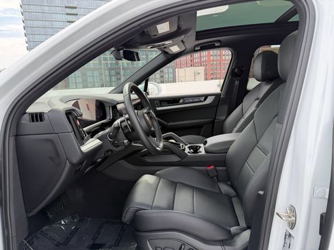 Certified 2026 Porsche Cayenne AWD/4WD image 32
