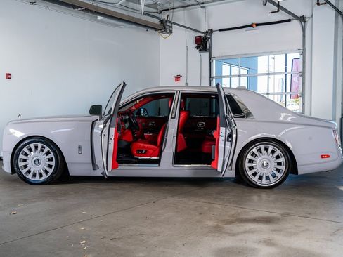 Used 2022 Rolls-Royce Phantom Sedan image 8
