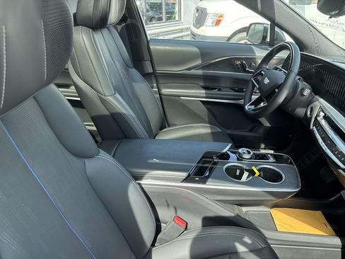 Used 2024 Cadillac Lyriq Luxury AWD/4WD image 7