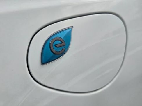 Used 2023 Chrysler Pacifica Touring-L FWD image 4