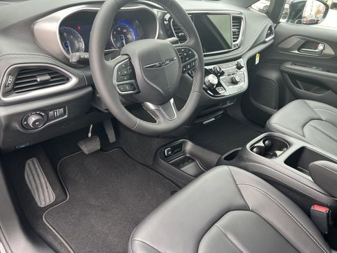 New 2026 Chrysler Pacifica Select image 15