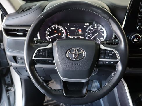Used 2022 Toyota Highlander XLE image 14