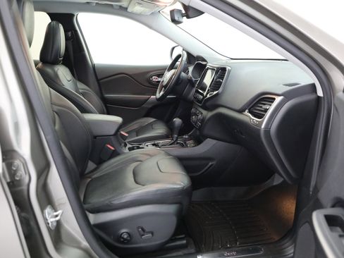 Used 2019 Jeep Cherokee Limited w/ Luxury Group image 12