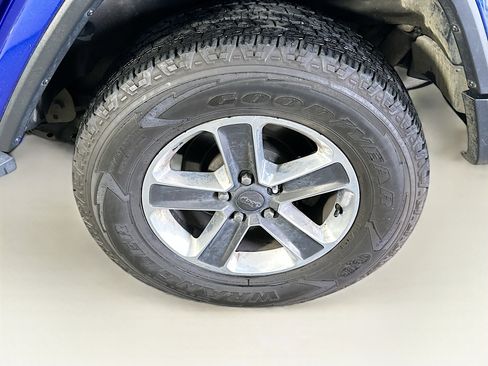 Used 2019 Jeep Wrangler Unlimited Sahara AWD/4WD image 11