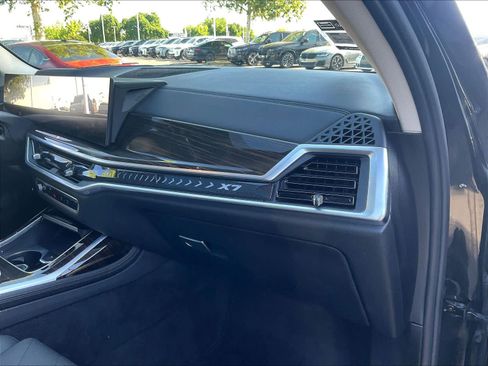 Used 2023 BMW X7 xDrive40i w/ Premium Package image 16