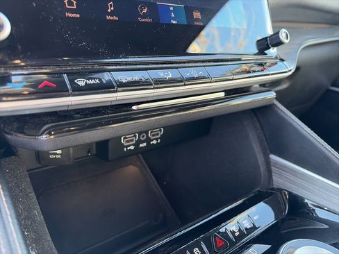 Used 2024 Jeep Wagoneer Series II w/ Flexible Seating Group image 17