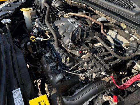 Used 2010 Chrysler Town & Country Touring image 27