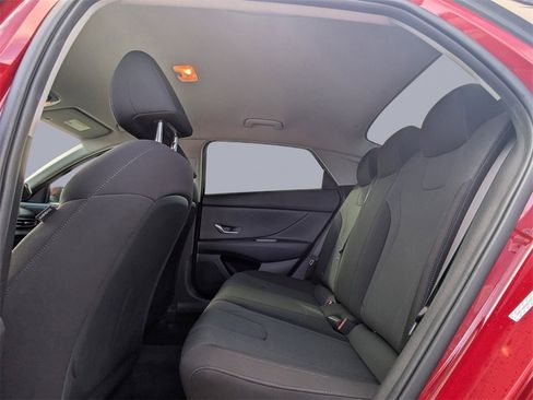 Used 2022 Hyundai Elantra SE image 12