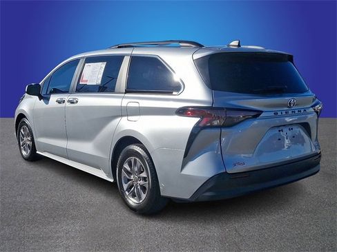 Used 2023 Toyota Sienna XLE image 6