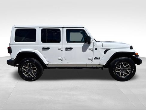 Used 2025 Jeep Wrangler Unlimited Sahara AWD/4WD image 6