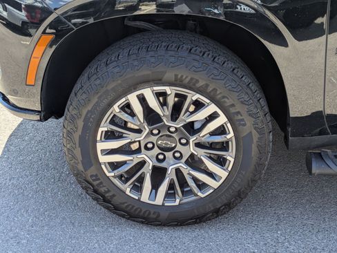 Used 2025 Chevrolet Suburban Z71 AWD/4WD image 11