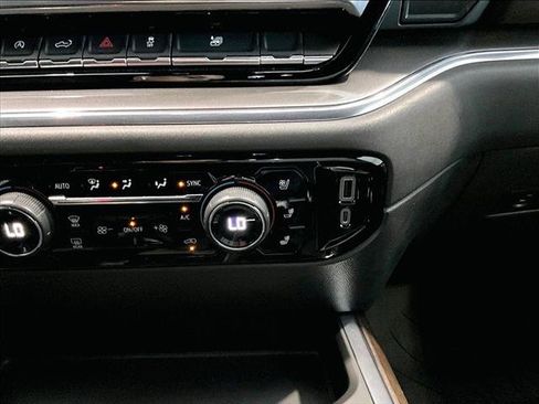 Used 2023 Chevrolet Silverado 1500 High Country w/ High Country Premium Package AWD/4WD image 26