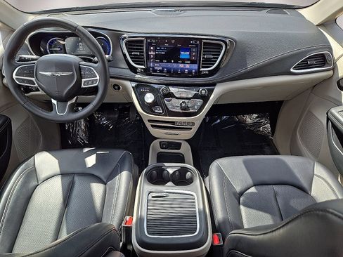 Used 2024 Chrysler Pacifica Limited FWD image 18