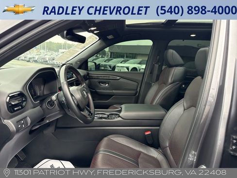 Used 2025 Honda Pilot Black Edition image 3