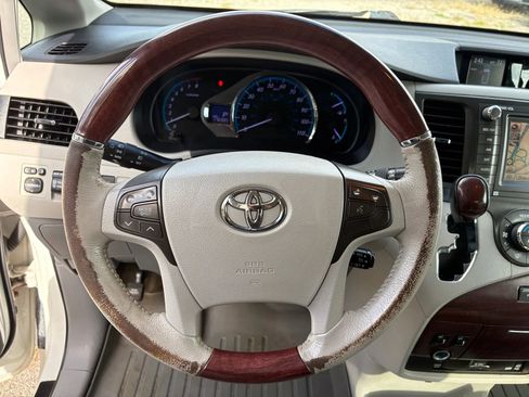 Used 2013 Toyota Sienna Limited image 21