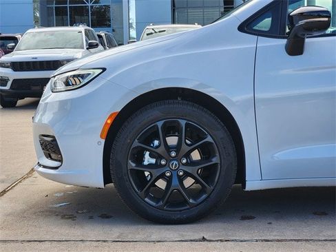 New 2026 Chrysler Pacifica Limited image 6