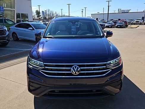 Used 2024 Volkswagen Tiguan SE w/ Panoramic Sunroof Package image 2