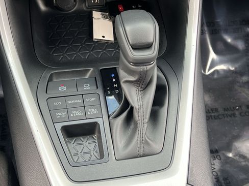 Used 2025 Toyota RAV4 XLE AWD/4WD image 21