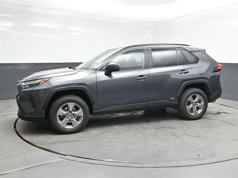 Used 2023 Toyota RAV4 LE AWD/4WD image 3