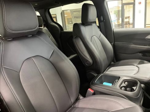 New 2025 Chrysler Pacifica Select image 14