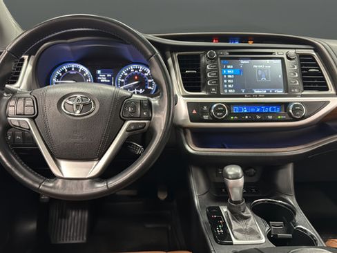 Used 2017 Toyota Highlander Limited Platinum AWD/4WD image 11