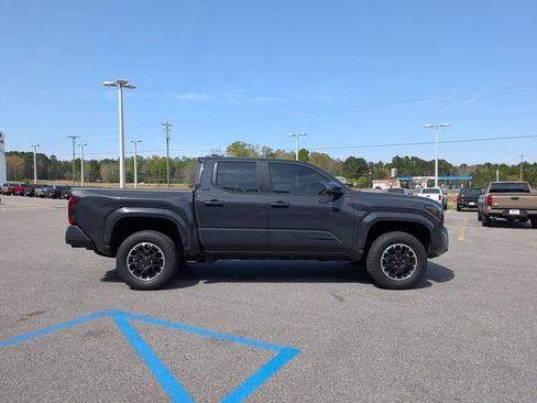 Used 2025 Toyota Tacoma SR5 AWD/4WD image 6