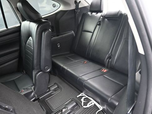Used 2022 Toyota Highlander XLE AWD/4WD image 21