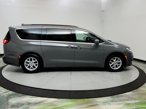 Used 2022 Chrysler Pacifica Touring-L FWD image 4