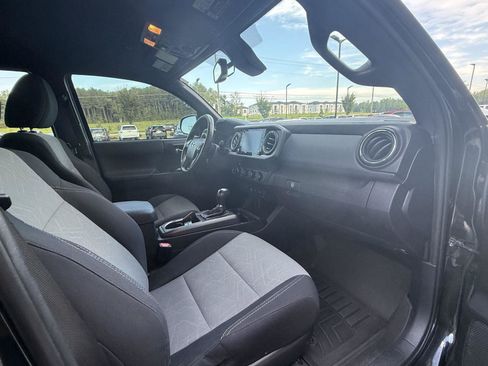Used 2020 Toyota Tacoma TRD Off-Road AWD/4WD image 19