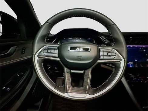 Used 2024 Jeep Grand Cherokee Limited w/ Black Appearance Package image 26