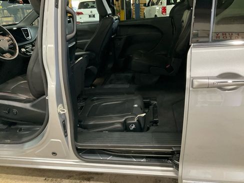 Used 2020 Chrysler Pacifica Limited image 31