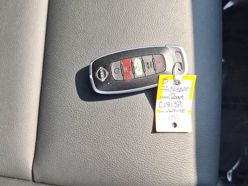 Used 2025 Nissan Rogue SL AWD/4WD image 20